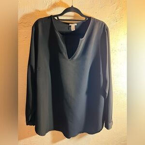 Ava & Viv Black V-Neck Blouse plus 1X essential
Classic Flowy minimalist staple